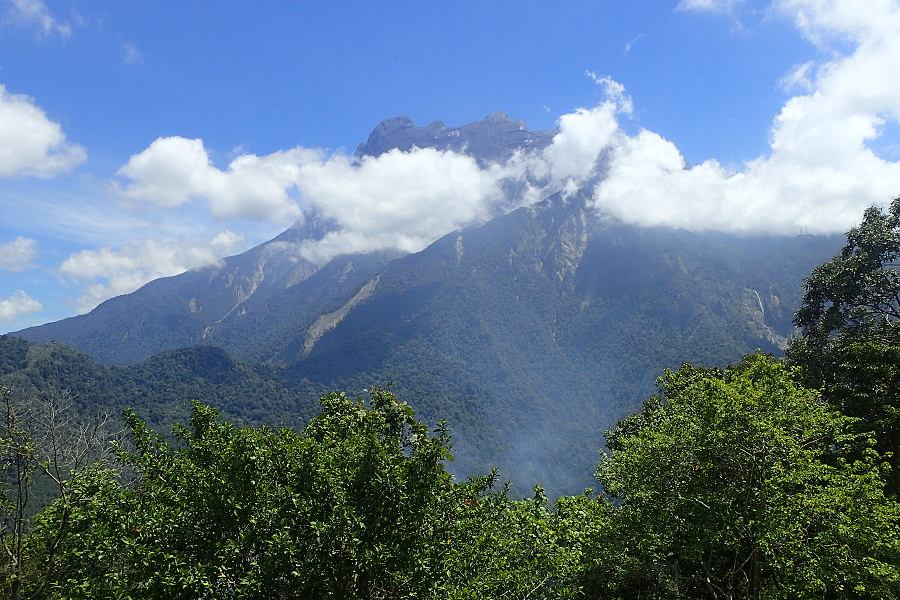 14b V horách pod Kinabalu, nejvyšší horou jv Asie