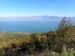 51 vlevo skály, vpravo Skadarské jezero, krásné výhledy.