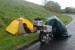02 V dešti stavíme stan v jednu v noci 40 km za Belfastem 