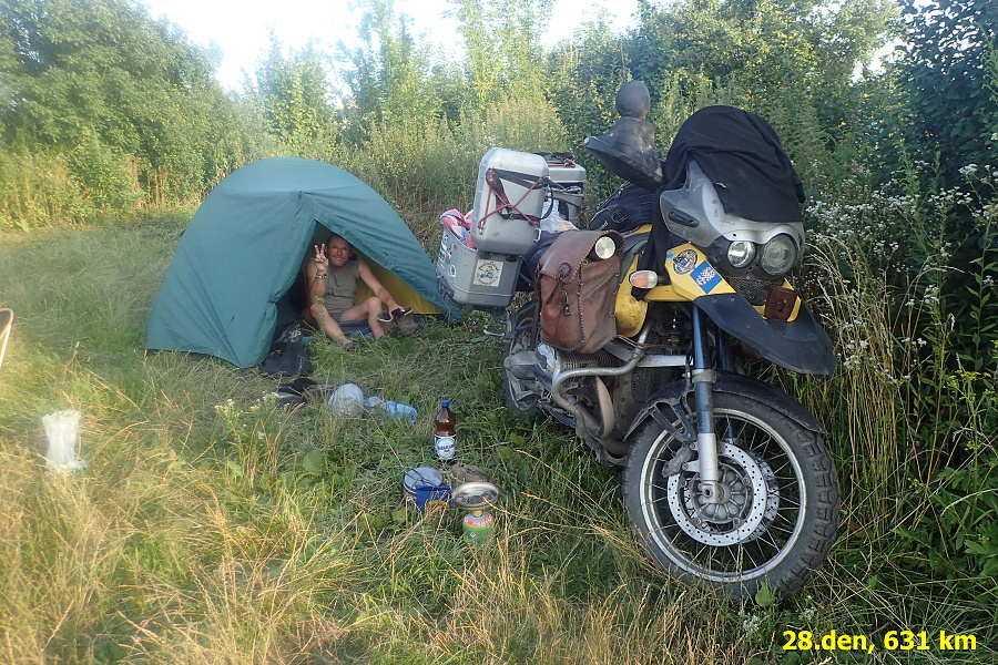 35 Spíme v zahrádkářské kolonii kousek před ukrajinskou hranicí