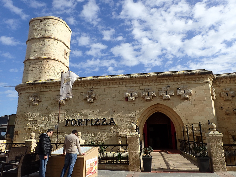 51 V 16. a 17.století obestavěli maltézští rytíři pobřeží strážními věžemi