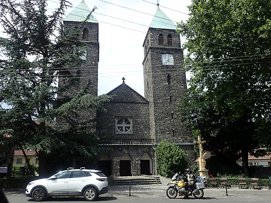 10 Kostel z místního čediče v Badascony