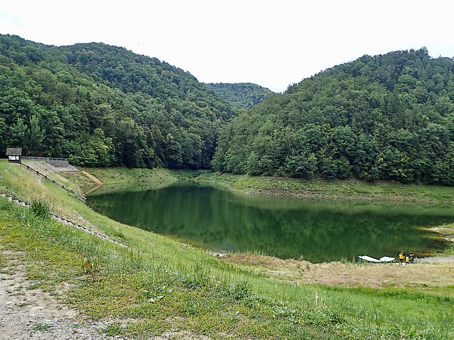 14 Jezero je kousek nad kempem