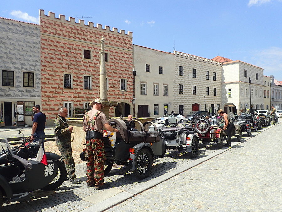 15 Co je hezčí - domy nebo motorky, toť otázka