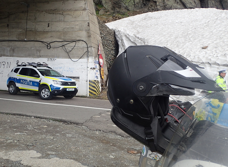 51 Stop, tunel uzavřen, na druhé straně jsou závody