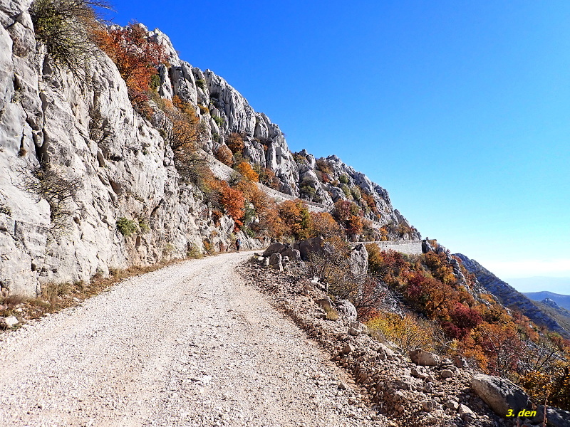 09 Velebit, po šotolině do sedla Mali Alan