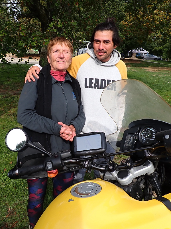 08 Abelovi z Chile v Praze ukradli motorku. Motorkáři se složili na další a on se může toulat dál světem