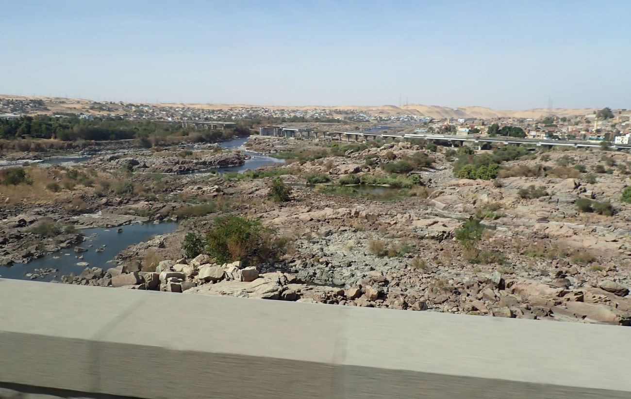 77 Nil pod přehradami a stavba nového mostu
