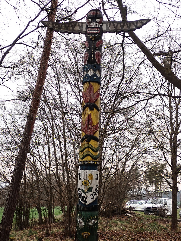 05 Na trampském fleku nechybí nikdy totem.