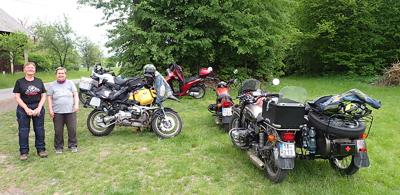 16 Holky hlídáme motocykly.