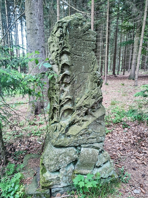 08 Pomník nedaleko.