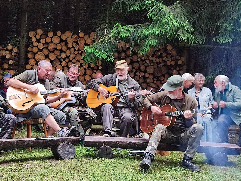 15 Pak už přišly ke slovu kytary.
