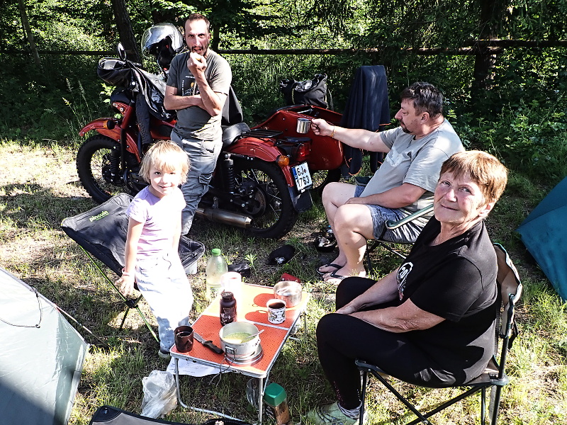 12 Téměř rodinná sobotní snídaně