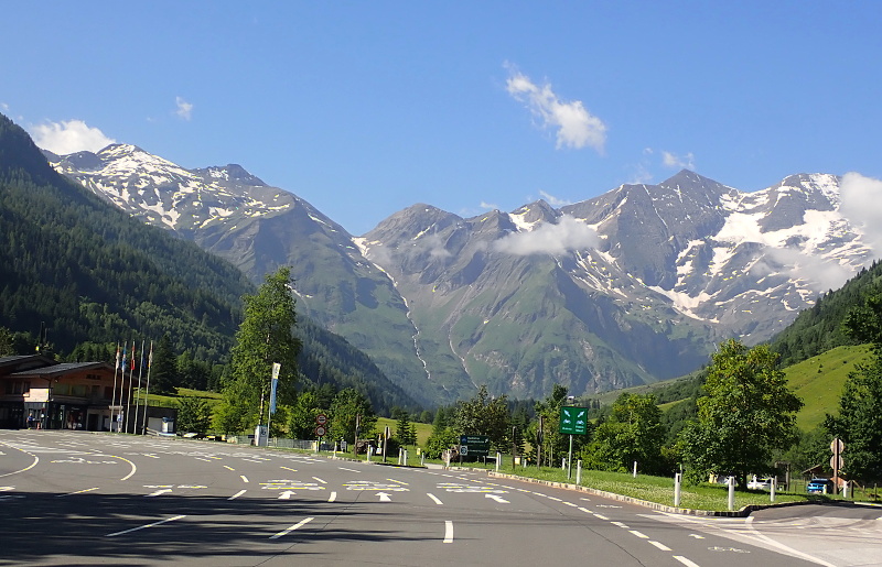 08 Přijíždíme na Grossglackner Strasse, motorka 35 euro, auto 45.