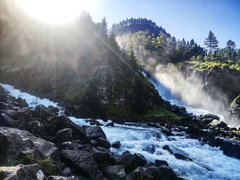 21 Vodopád Latefossen focený brzy ráno proti slunku