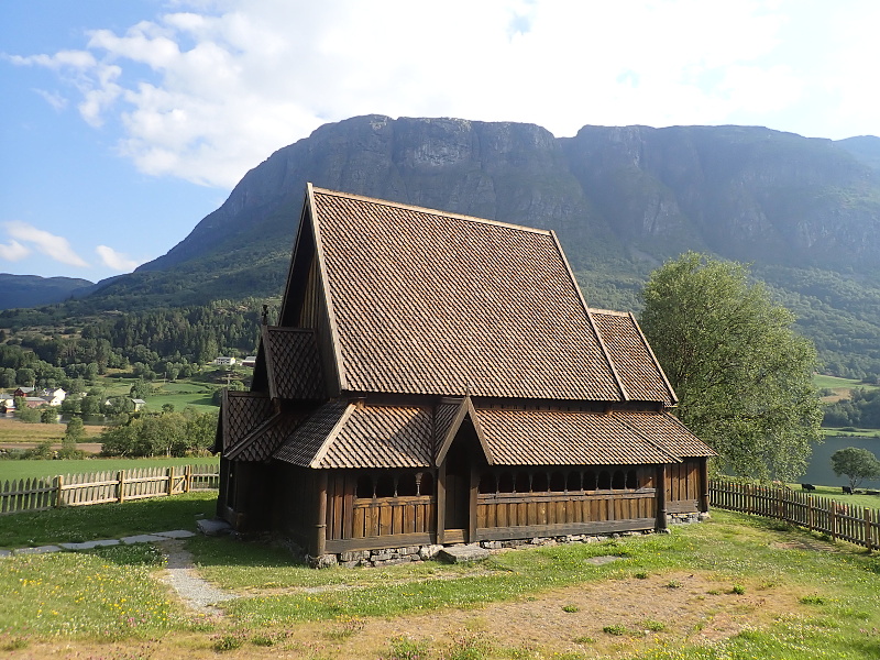 28 Oye, starý roubený kostel ( Stavkirke )