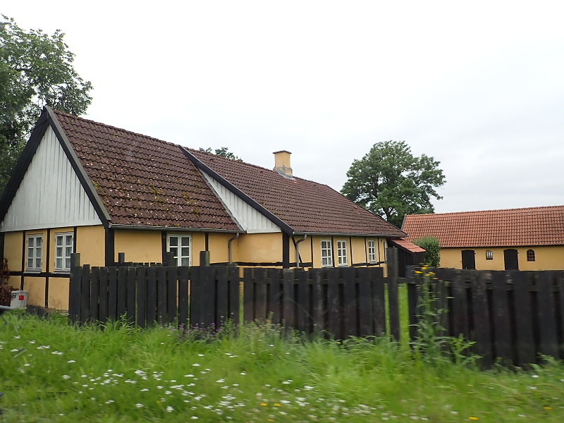 17 Typické vesnické stavení na ostrově Sjeland.