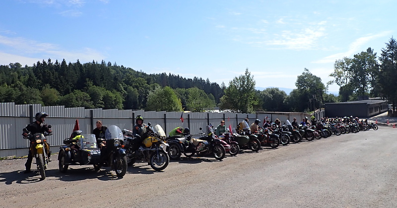 23b V lomu nás bylo 31 motorek ( přibližně )