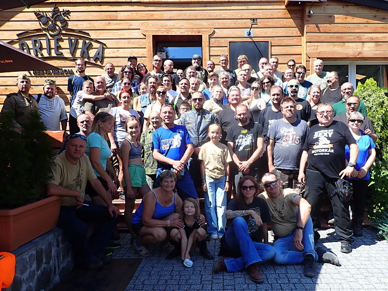 29 Sešla se prima parta motorkářů.