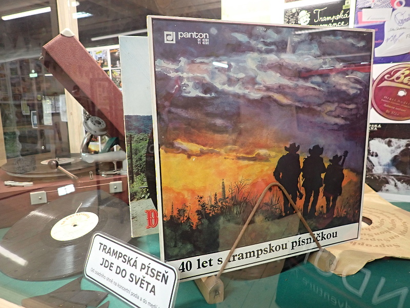 08 Staré nosiče trampské muziky, vedle sbírka nových ...