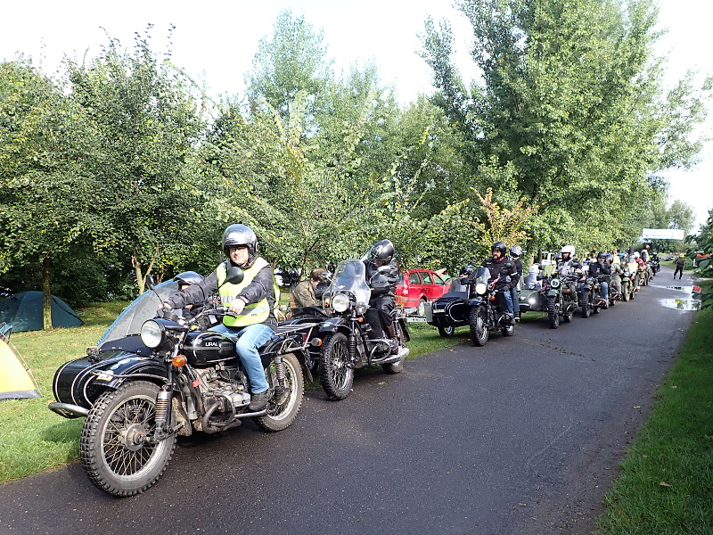 23 Odjezd na vyjížďku, 26 motorek.