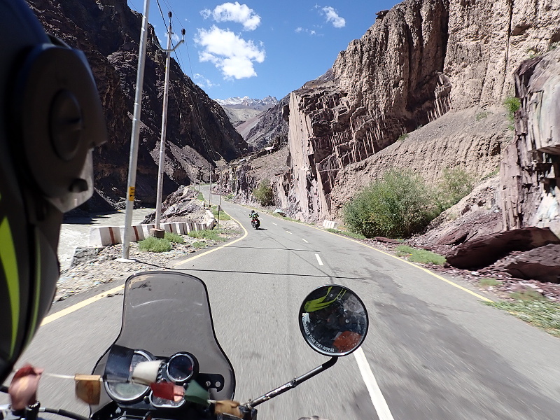 17 Zpočátku asfaltka nad řekou Zanskar