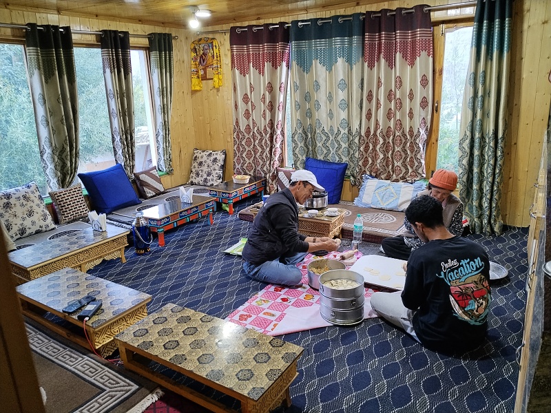 22 Příprava večeře  v home stay Tsering Dolma, Zangla.