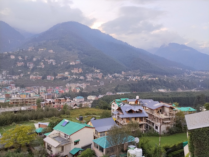 48 Manali, indický Špindl. Dokonce trochu pršelo.