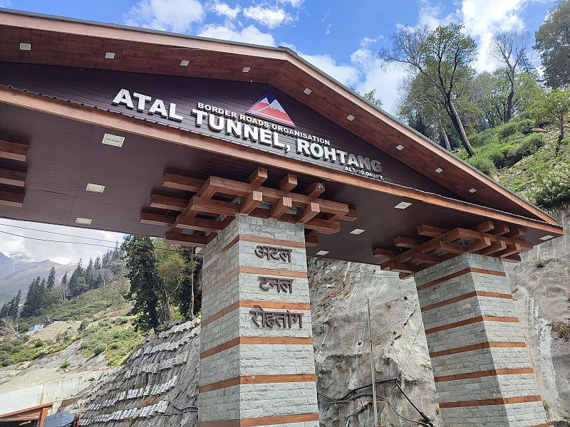 53 Znovu tunelem z Manali směr údolí Spiti.