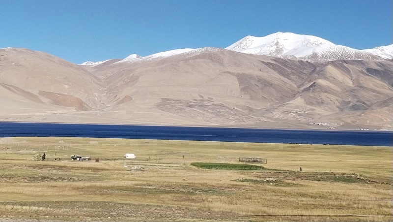 92  Jezero Tso Kar, 4530 m, u kterého jsme spali.