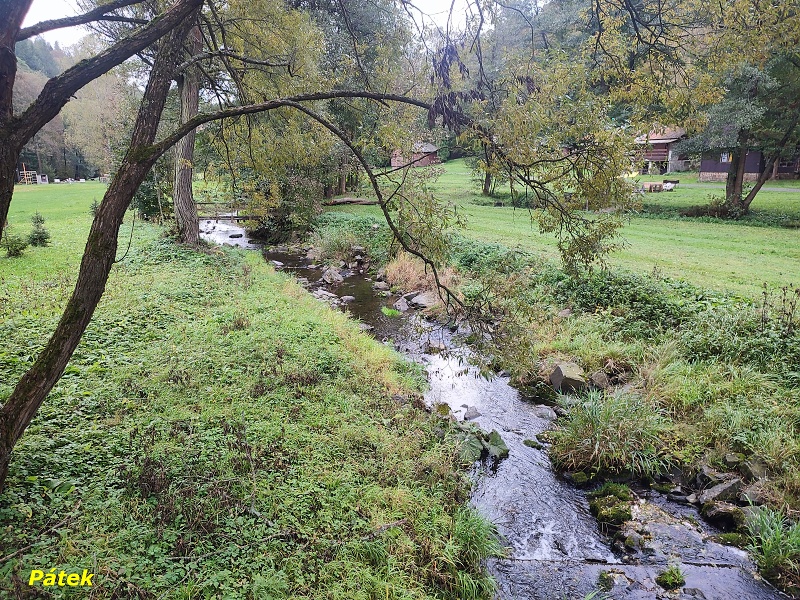 03 Kemp Hadinka leží na břehu Budišovky.
