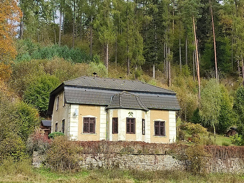 08 Čermenský mlýn, bývalá správní budova břidlicových dolů.