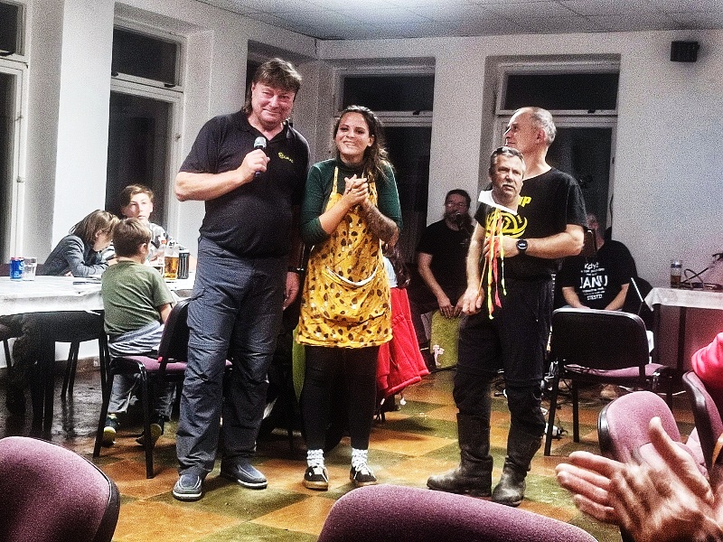 13 Zahájení srazu, jsou tu všichni Pavelci a švagři, i Johny.