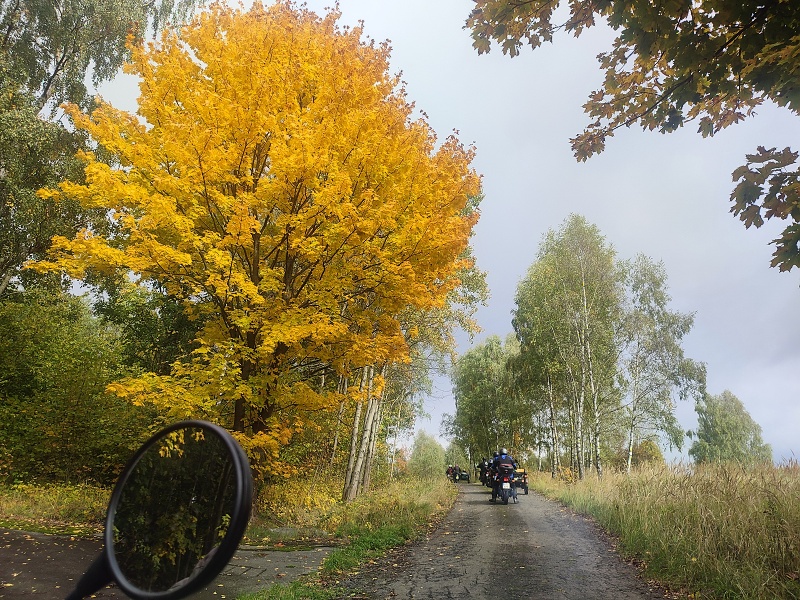 27 Chvilku svítilo i slunko.