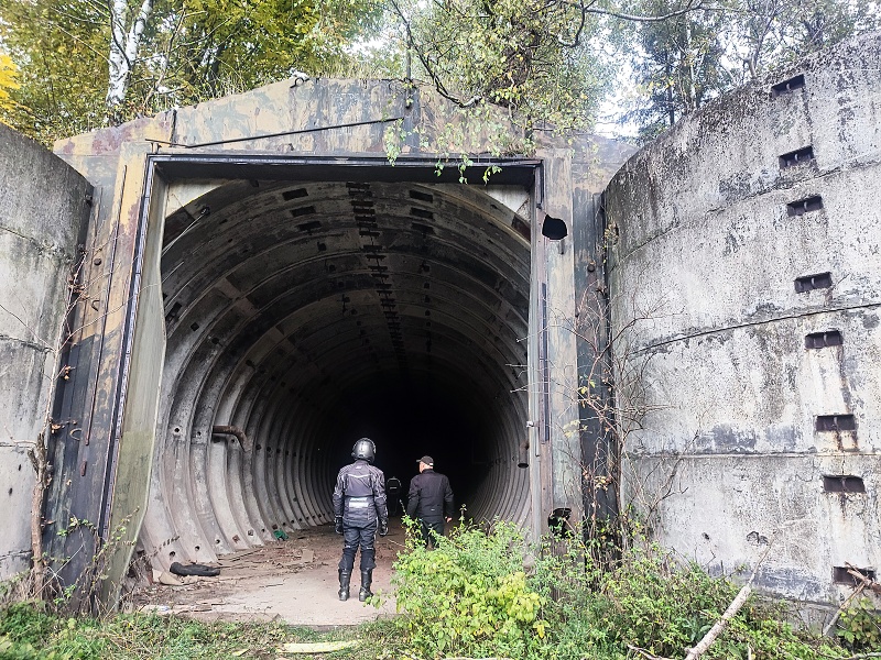 28 500 m od kostela je jaderné silo ( bunkr pro rakety )..