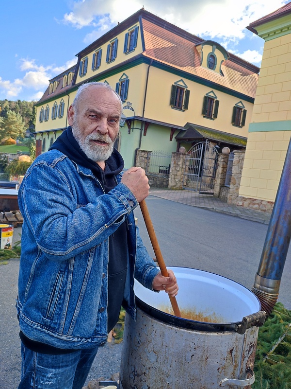 16 Výroba škvarků na Škvarkových hodech