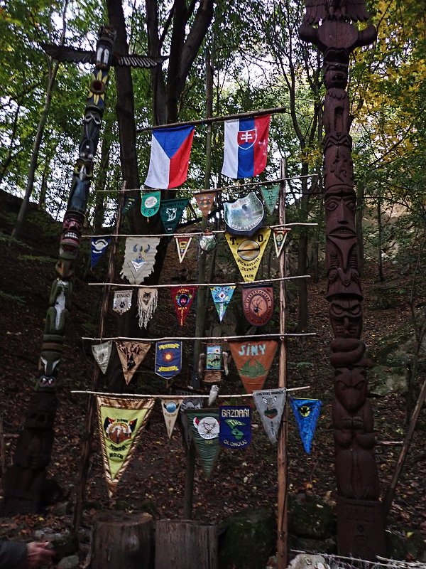 25 Osadní vlajky - dodržování tradice