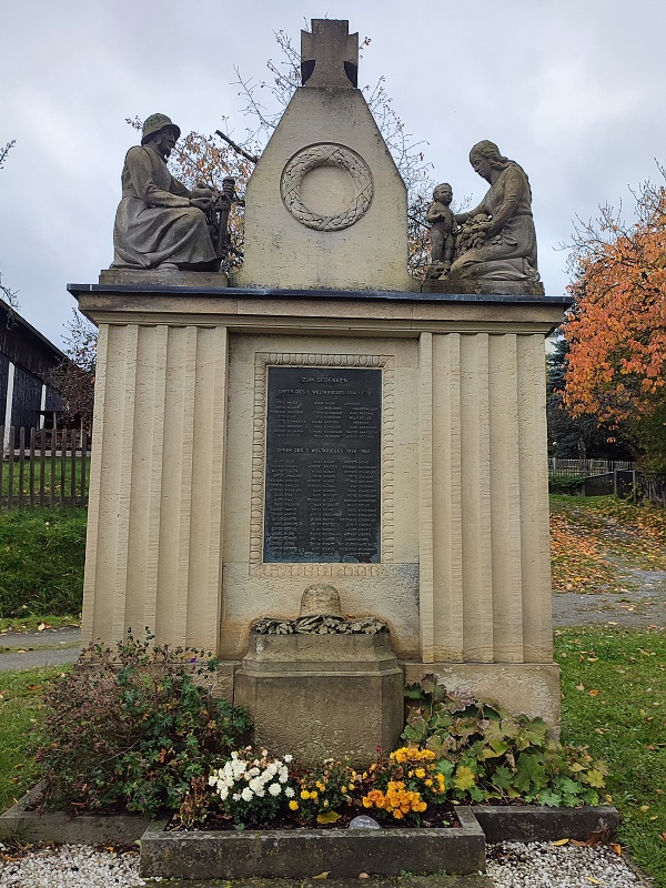 39 Všude jsou smutné pomníky.