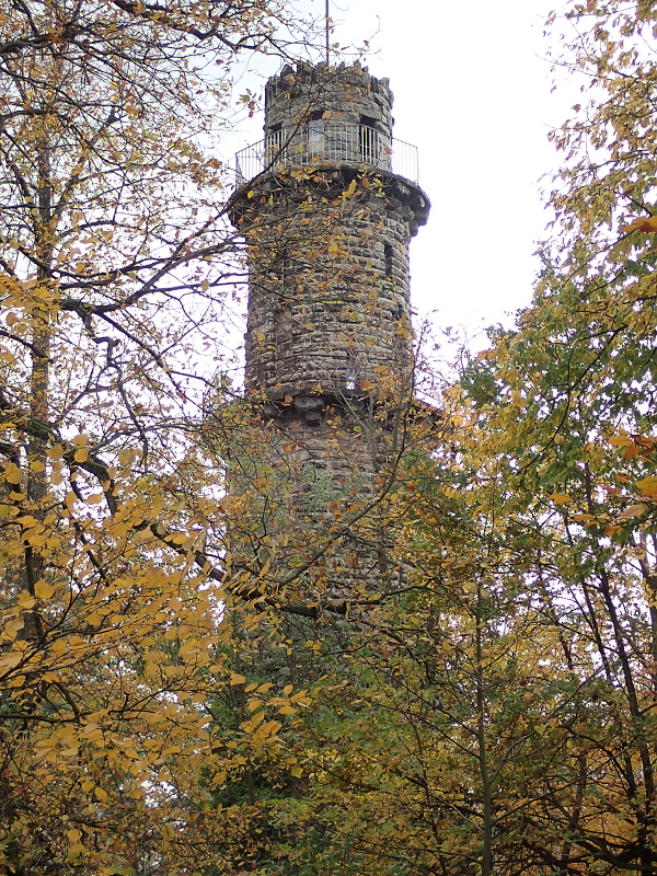 42 Rozhledna na vršku, 23 m vysoká, je z roku 1904.