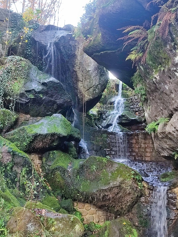 45 Vodopád je umělě vybudovaný.