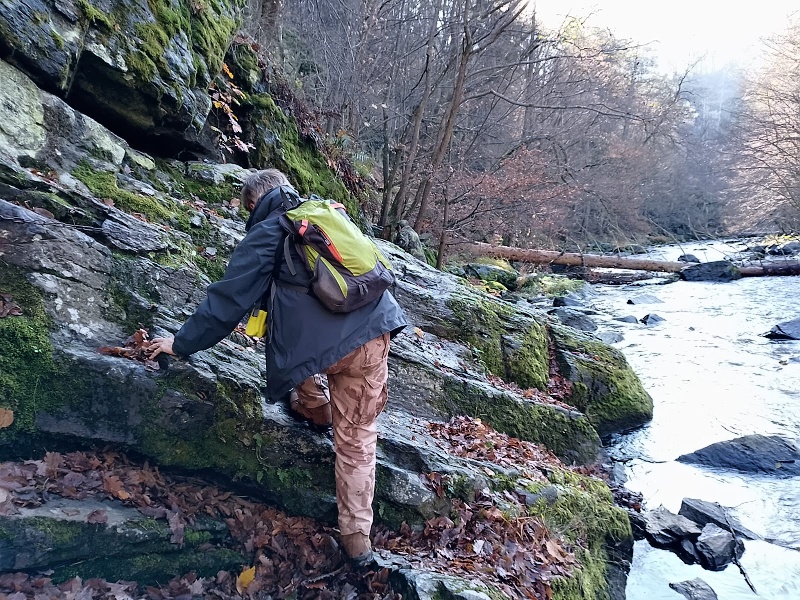 05 Dvakrát lezeme přes strmé mokré skály díky řetězům.