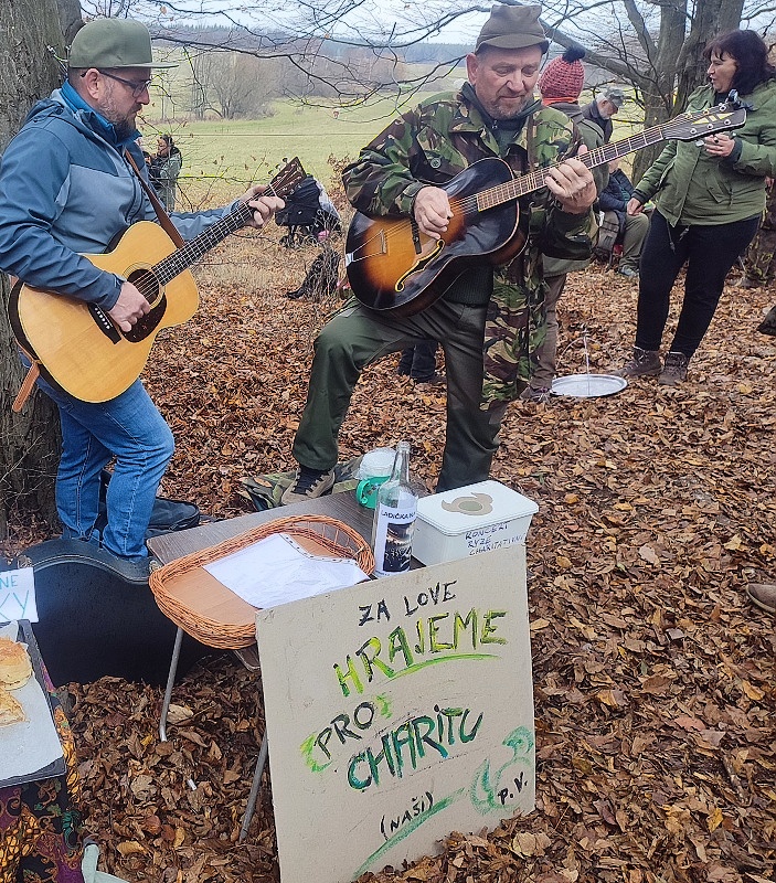 22 Vydělávat stříbrňáky se dalo i muzikou.