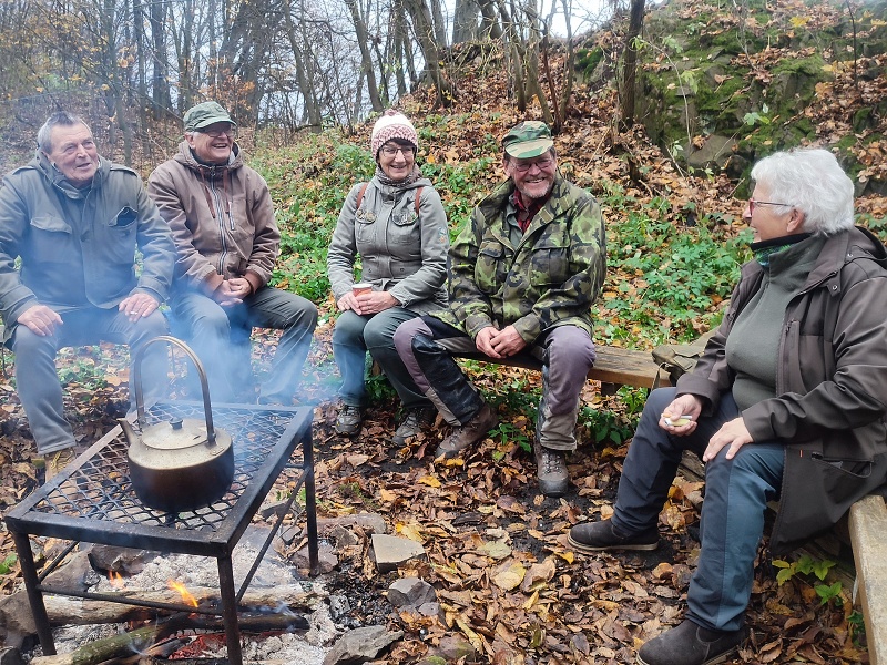 23 Kdo chtěl, poseděl u ohně.