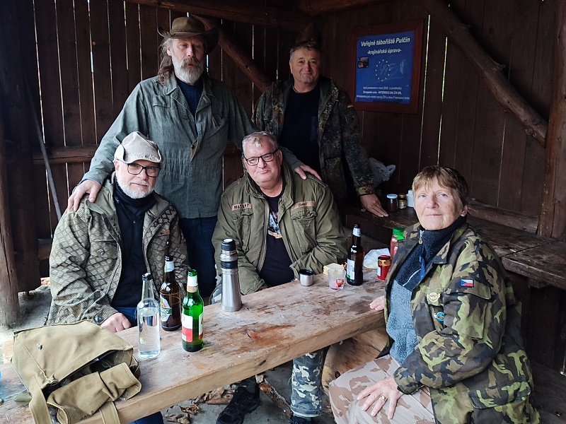 15 Večer v hospodě a ráno u ohně jsme strávili s těmito sympatickými kamarády.