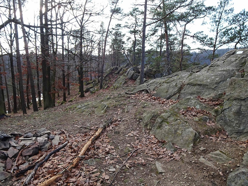 18 Všude okolo jsou skály.