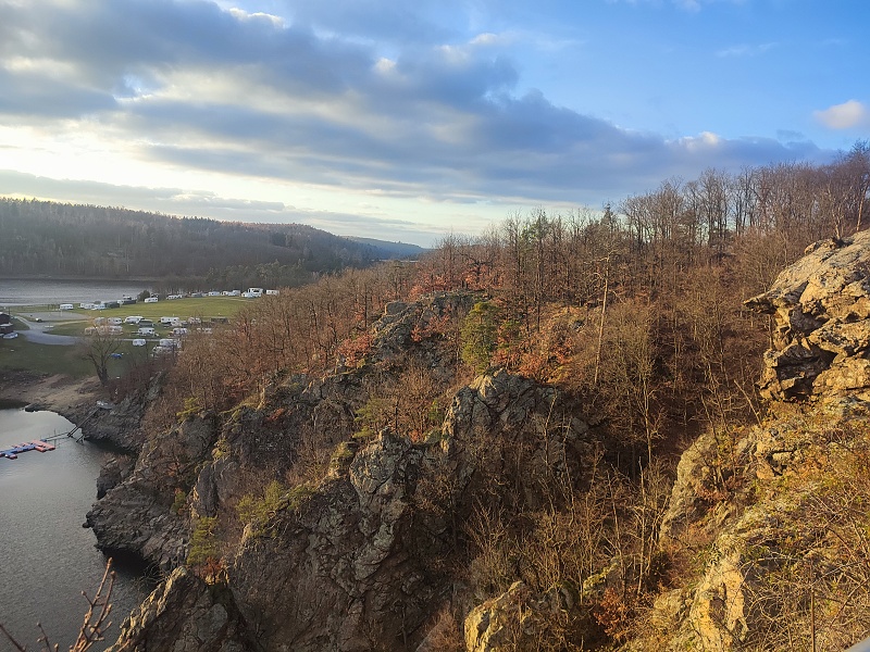 28 Na západě je kemp Hartvíkovice.