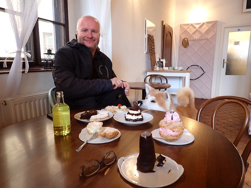 07 Tradiční posezení v cukrárně na telčském náměstí