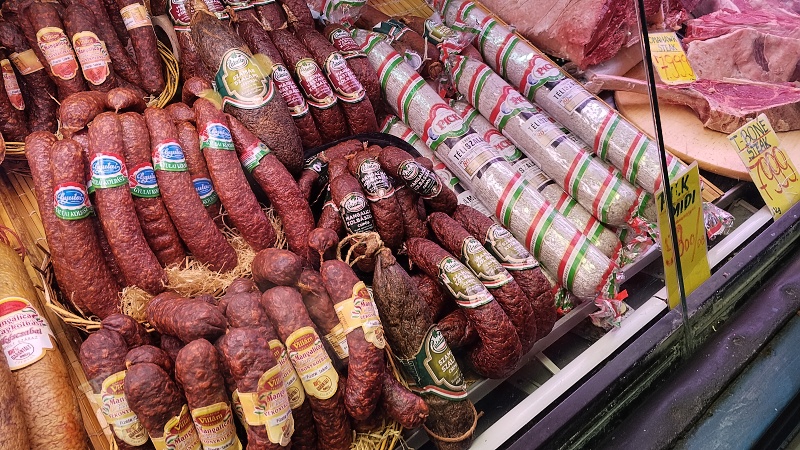 20 Salámy, paprika, různé výrobky ...