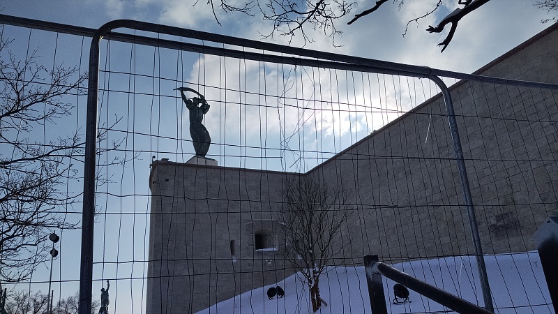 25 Socha svobody s bohyní Niké v opravovaném areálu
