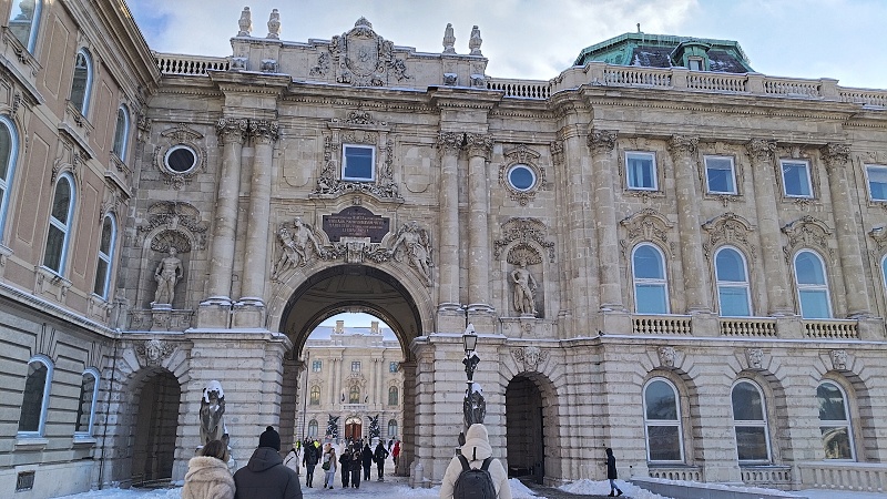 33 Monumentální Budinský hrad z nádvoří